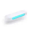 Lucimed Drive, en smal avlång vit enhet med ett blått ljusfält, fotad snett från sidan mot vit bakgrund