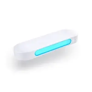 Lucimed Drive, en smal avlång vit enhet med ett blått ljusfält, fotad snett från sidan mot vit bakgrund
